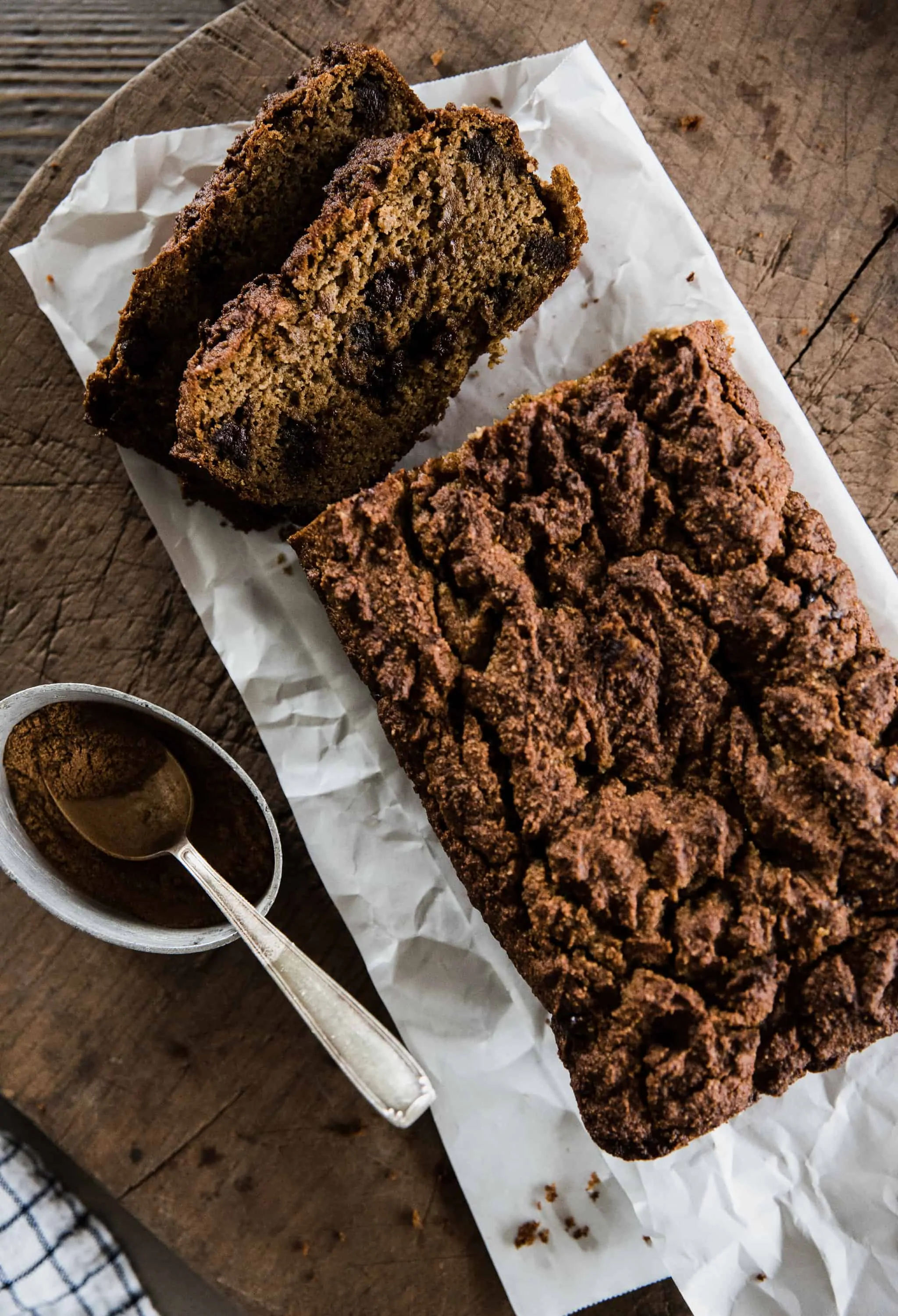 Looking for a delicious healthy pumpkin bread recipe? You’ll love this healthy pumpkin bread sweetened with maple syrup and made with almond flour! 