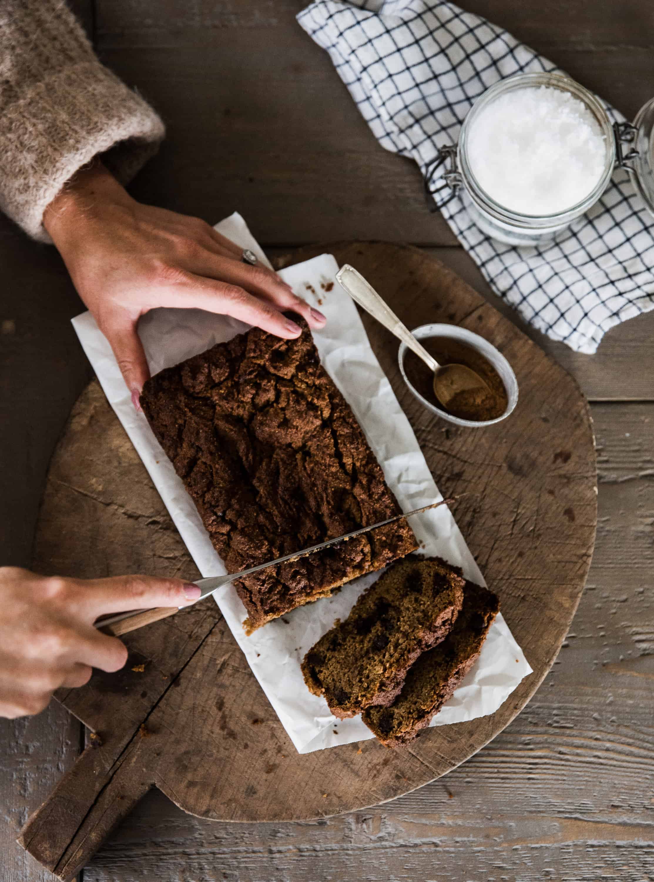 Looking for a delicious healthy pumpkin bread recipe? You’ll love this healthy pumpkin bread sweetened with maple syrup and made with almond flour! 