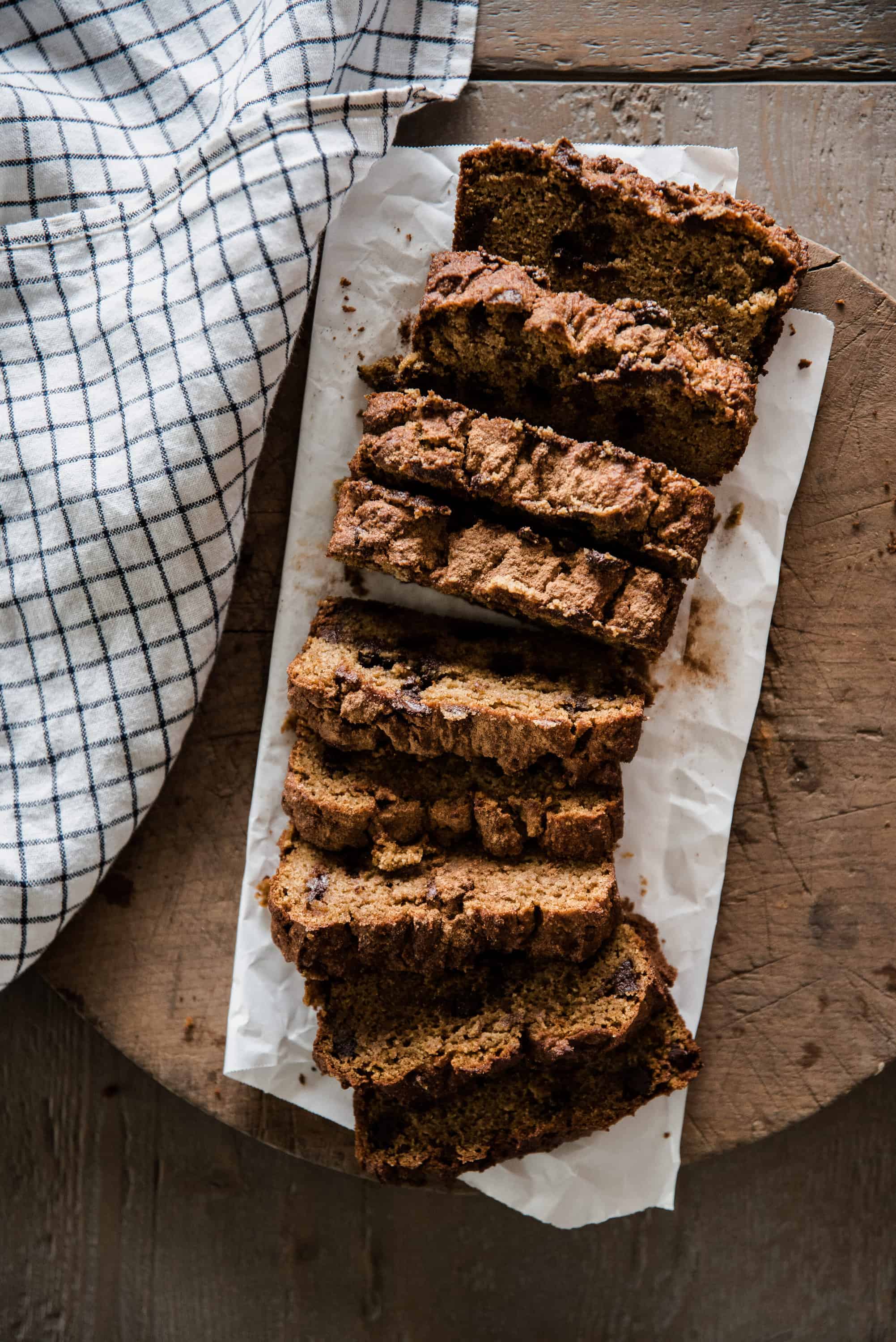 Looking for a delicious healthy pumpkin bread recipe? You’ll love this healthy pumpkin bread sweetened with maple syrup and made with almond flour! 