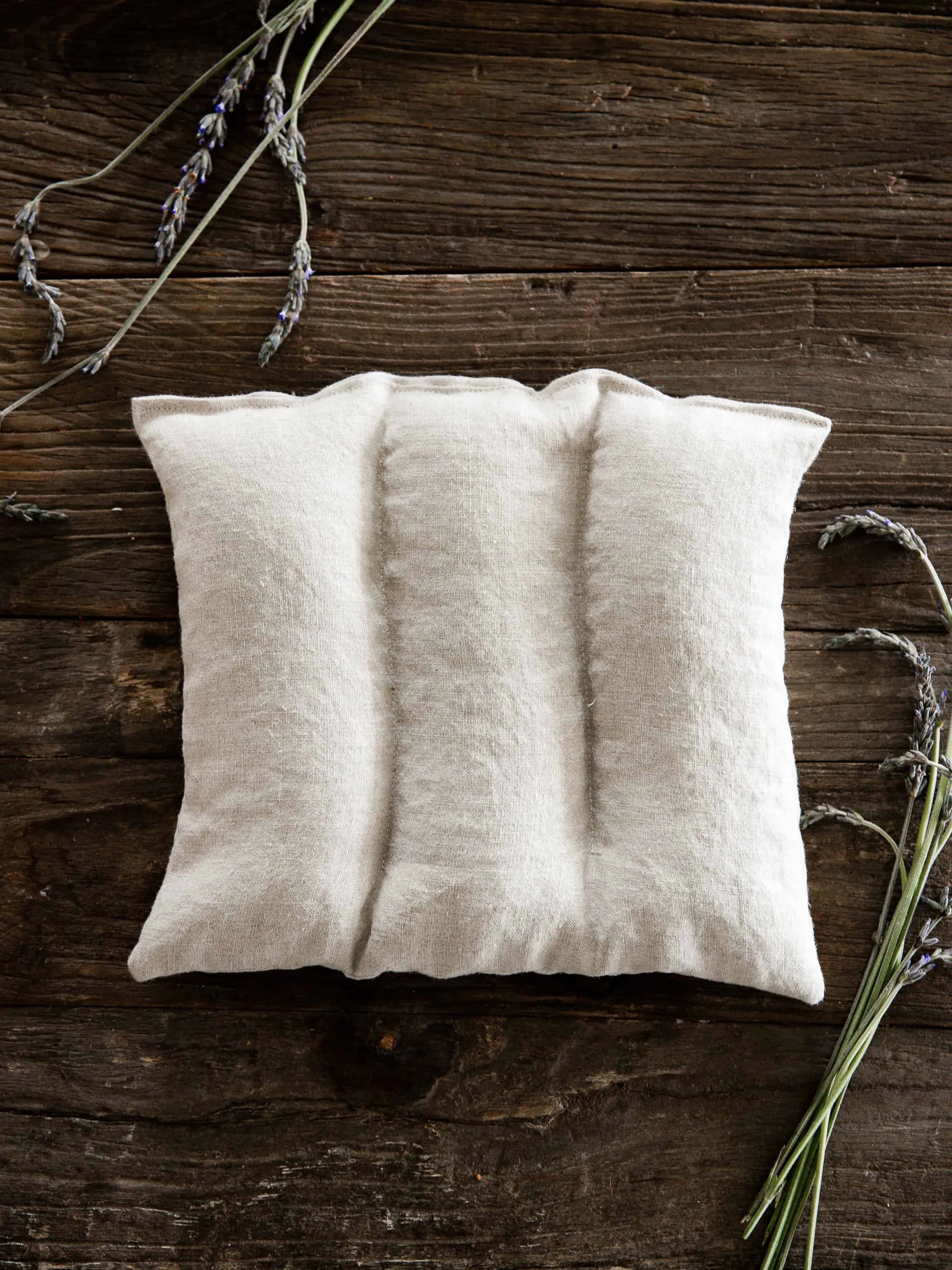 With just a little scrap fabric and some rice, you can make your own homemade rice heating pads in under 30 minutes! These pain relieving heating pads are filled with dried lavender and essential oil for the ultimate treat!