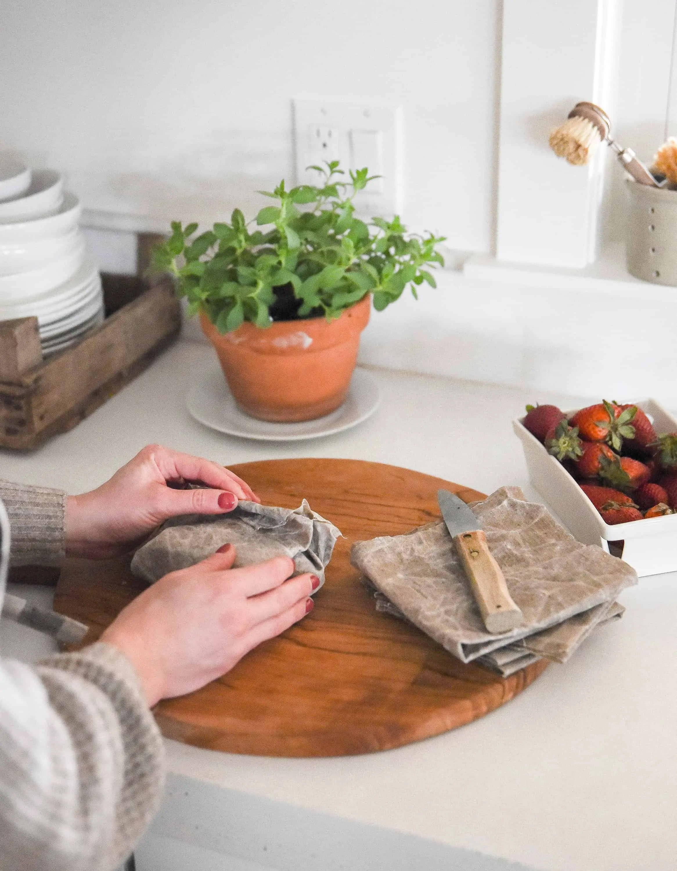 Learn how you can make your own Bee’s Wrap with this DIY beeswax wrap tutorial! This is a great sustainable alternative to plastic wrap!