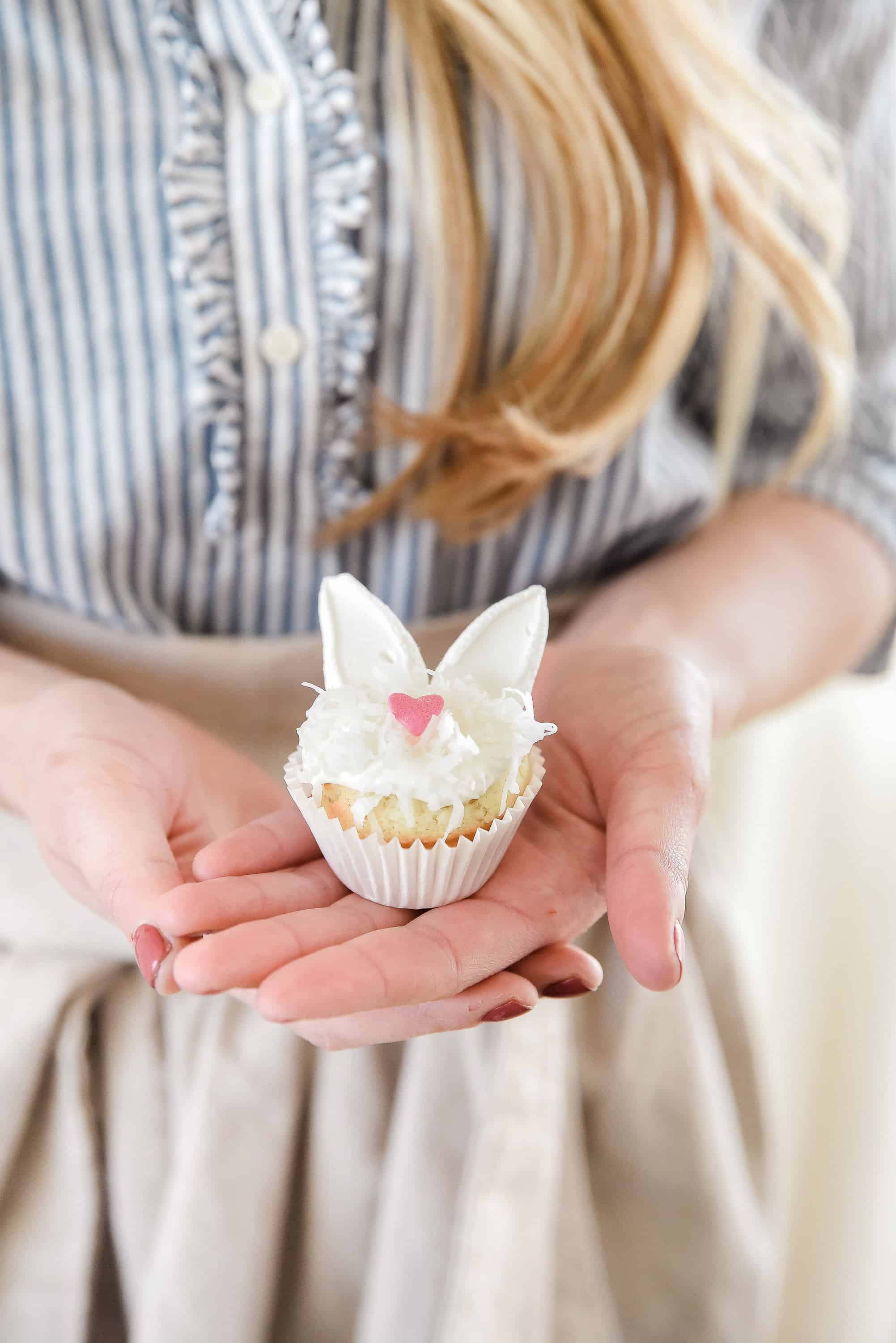 These Easter bunny sugar cookies couldn’t get any sweeter! Take a simple sugar cookie and turn it into the perfect Easter dessert by adding marshmallow bunny ears!