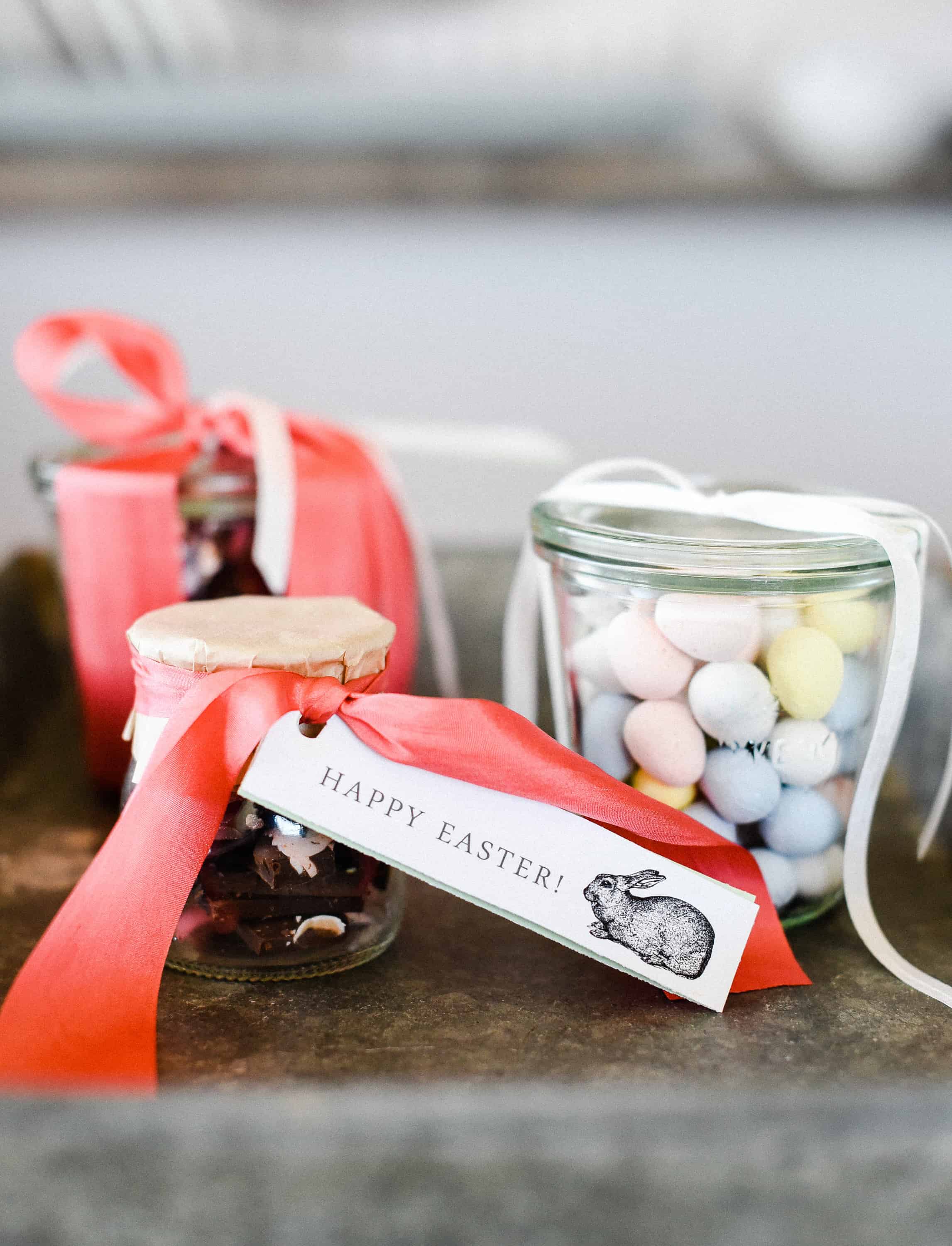 Easter treats are made even sweeter with these free printable gift tags! Make Easter bark and finish it off with printable gift tags! Plus scroll down for links to over 25 darling spring printables!