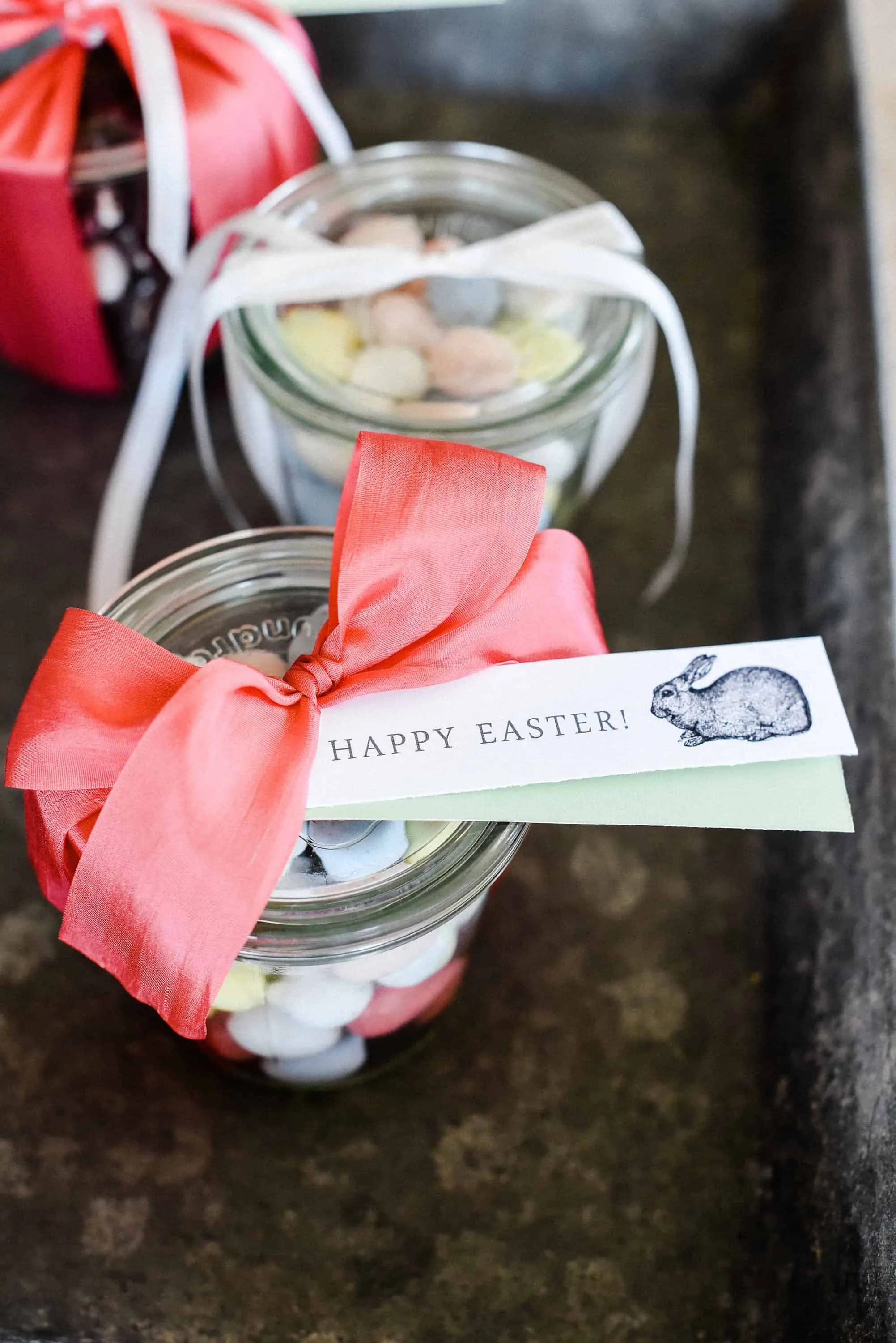Easter treats are made even sweeter with these free printable gift tags! Make Easter bark and finish it off with printable gift tags! Plus scroll down for links to over 25 darling spring printables!