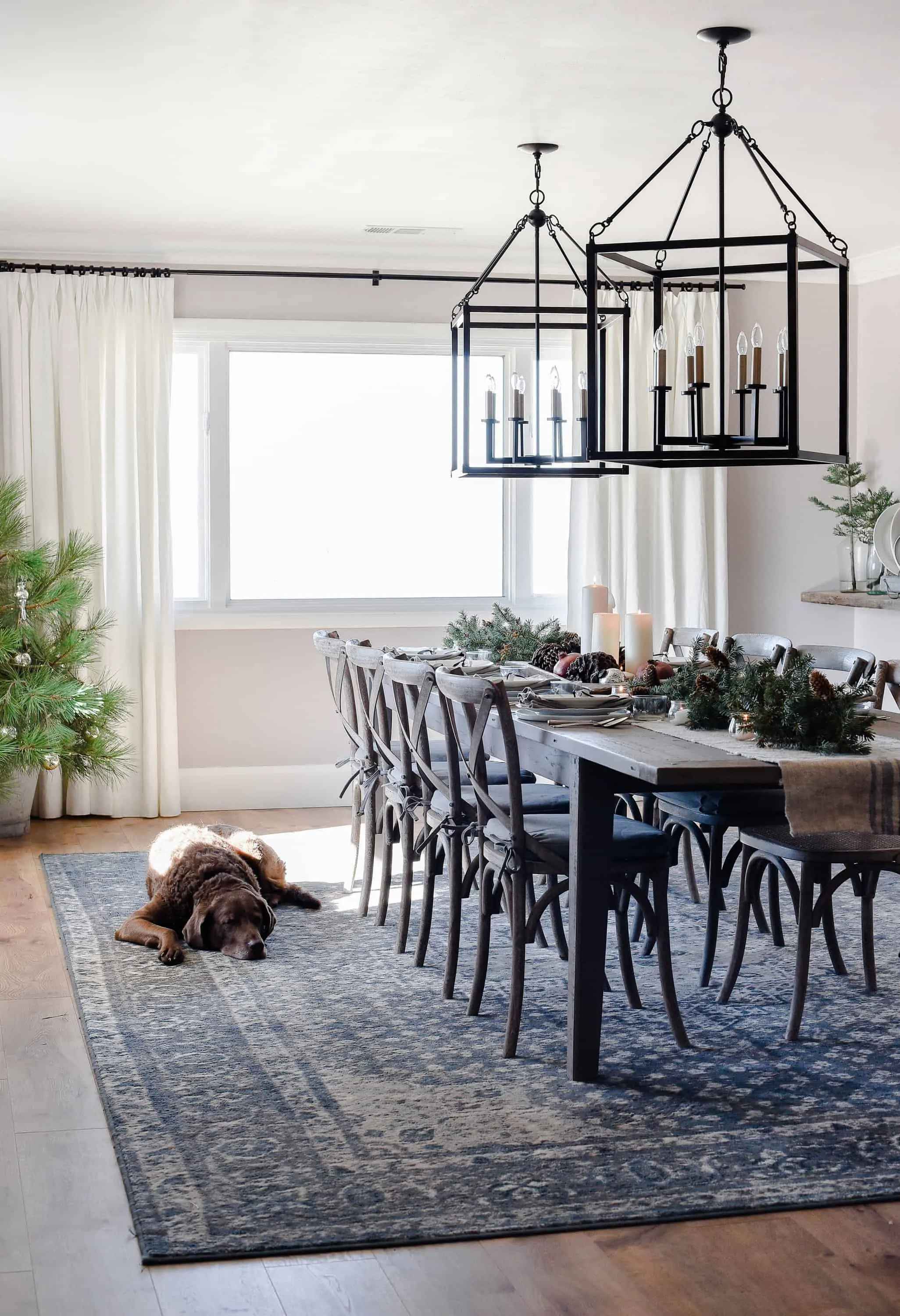 Create your own farmhouse Christmas with simple table ideas for decorating your dining room this holiday season! 