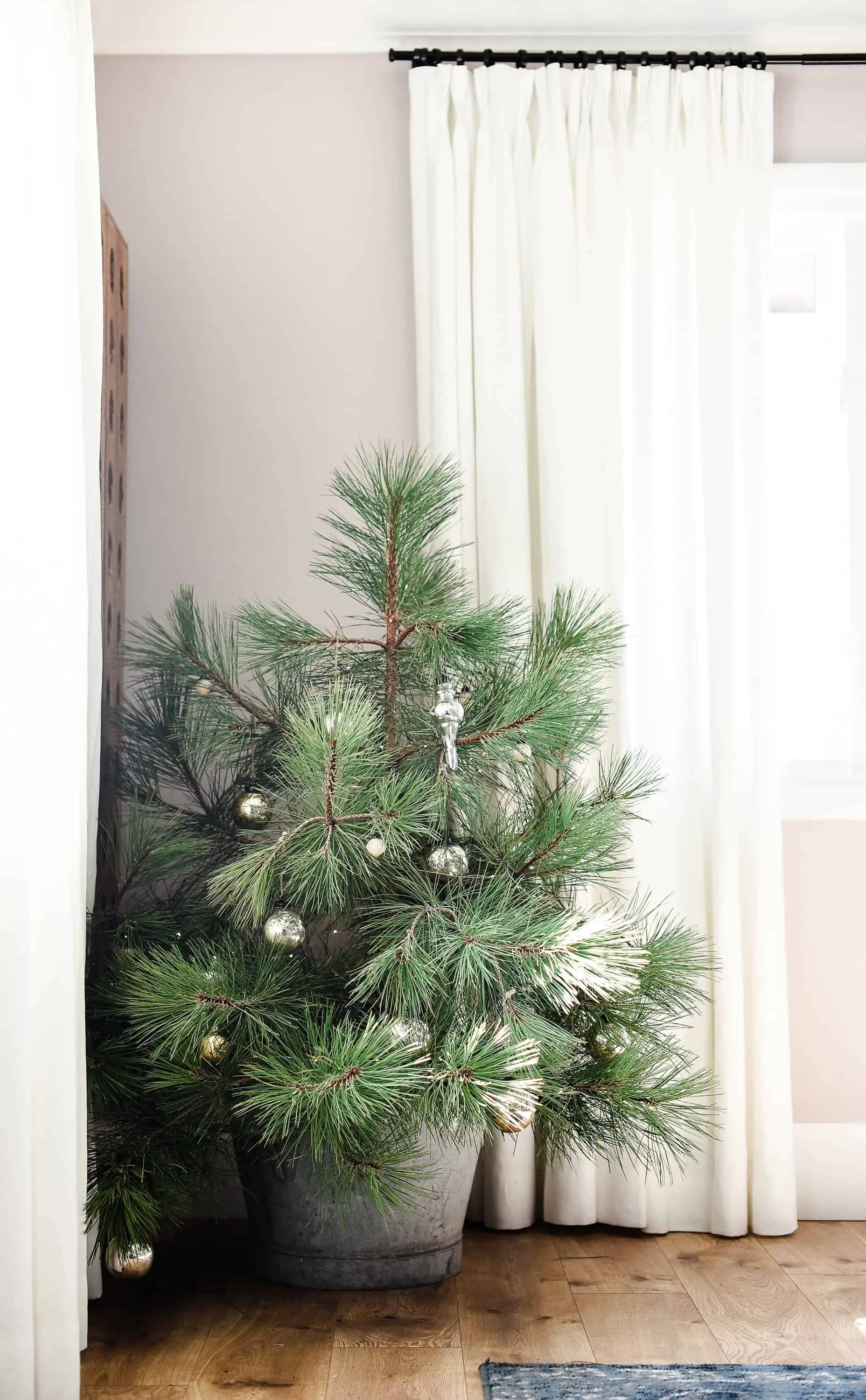 Create your own farmhouse Christmas with simple table ideas for decorating your dining room this holiday season! 