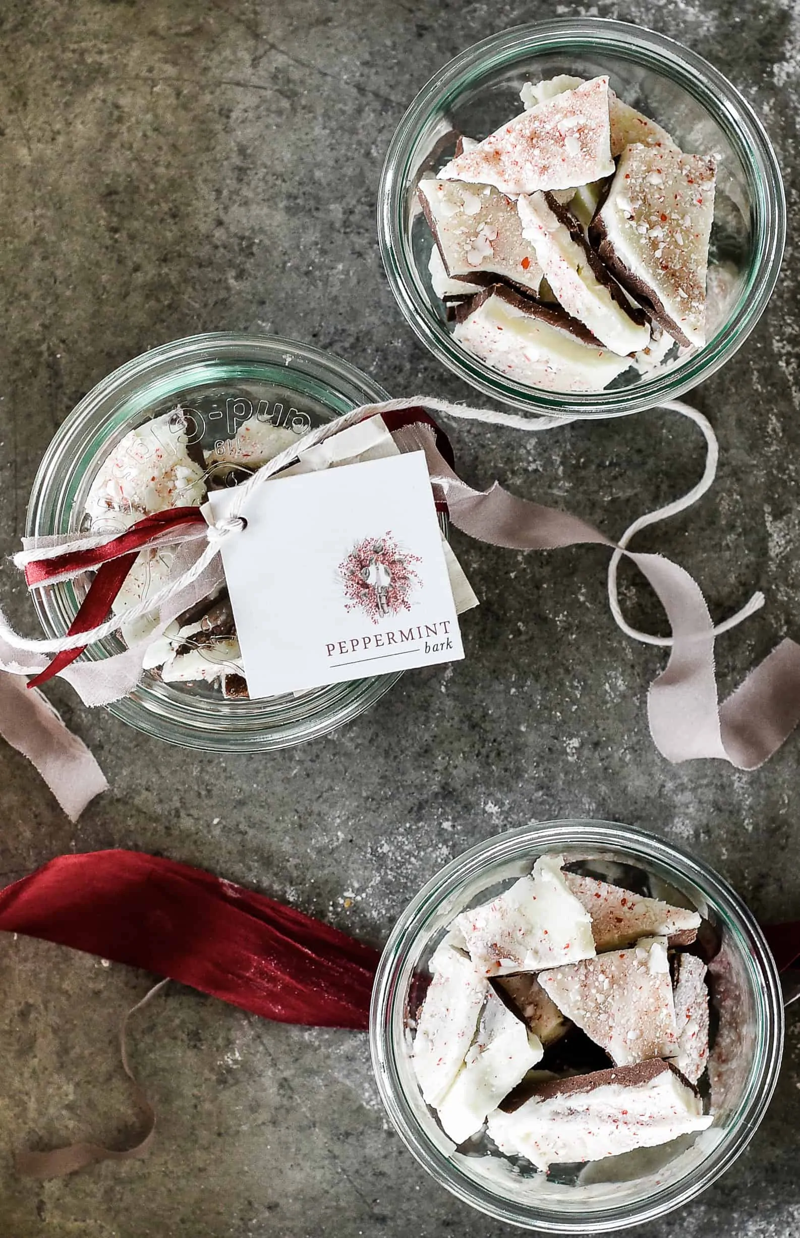 Make this homemade peppermint bark recipe as an easy handmade gift this holiday season! You won’t believe just how simple this homemade peppermint bark recipe is! 
