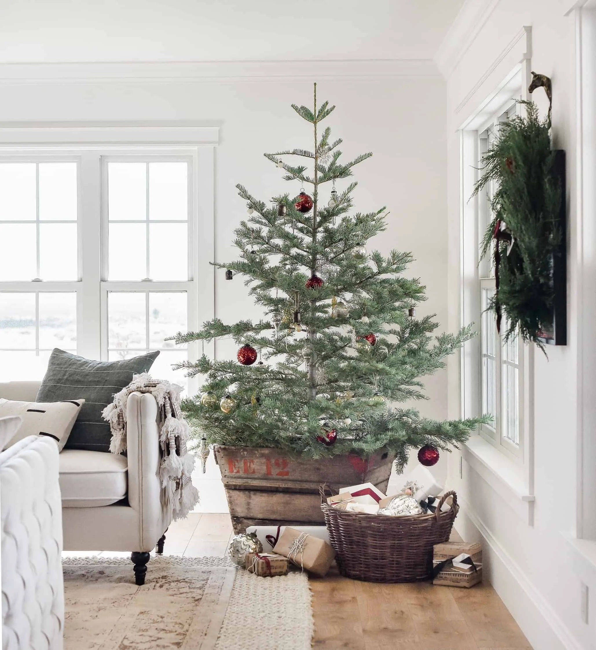 Use vintage Christmas decor this holiday season for a modern farmhouse Christmas! With pops of red and deep green, this minimal Christmas decor is anything but boring!