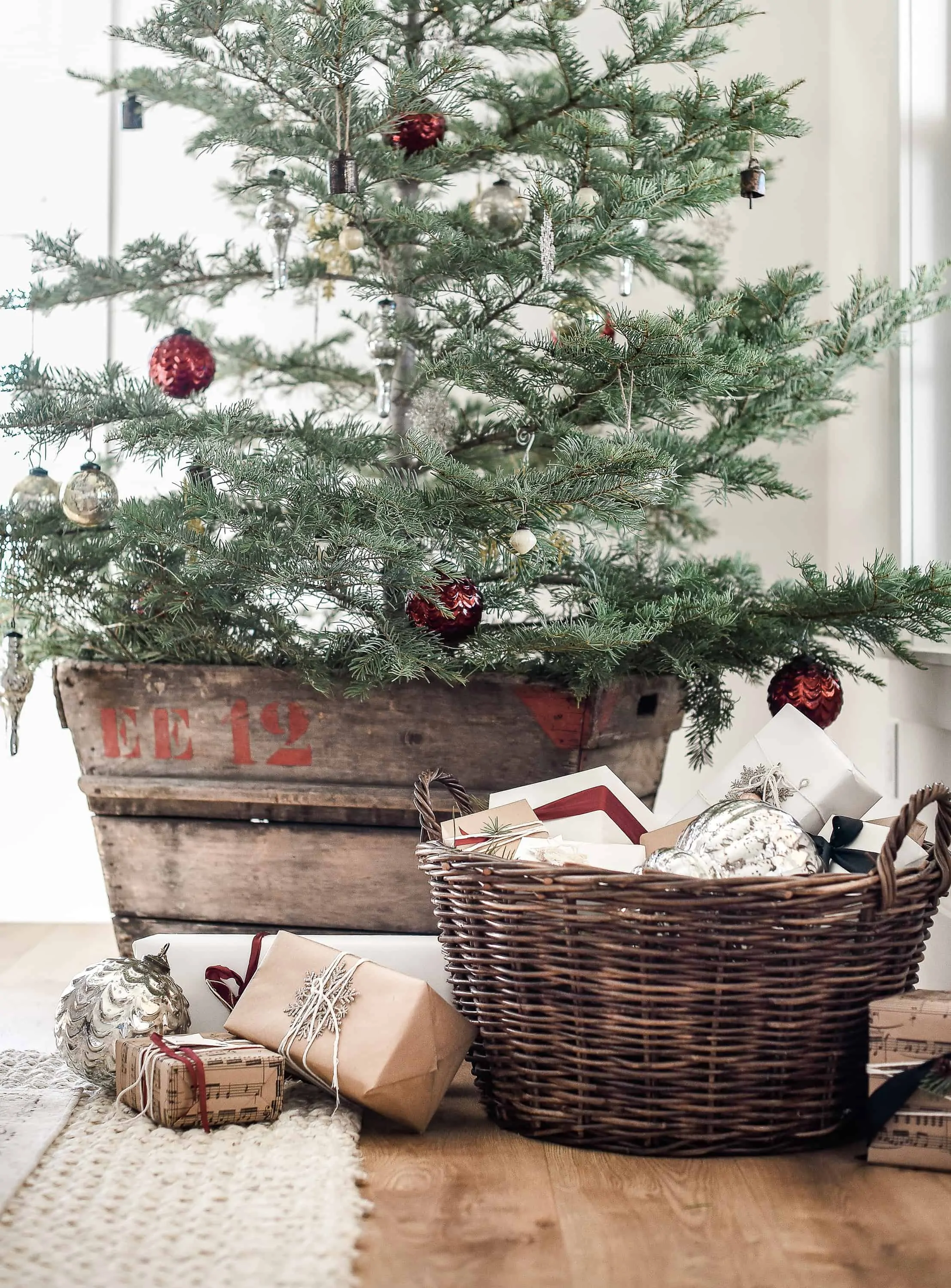 Use vintage Christmas decor this holiday season for a modern farmhouse Christmas! With pops of red and deep green, this minimal Christmas decor is anything but boring!