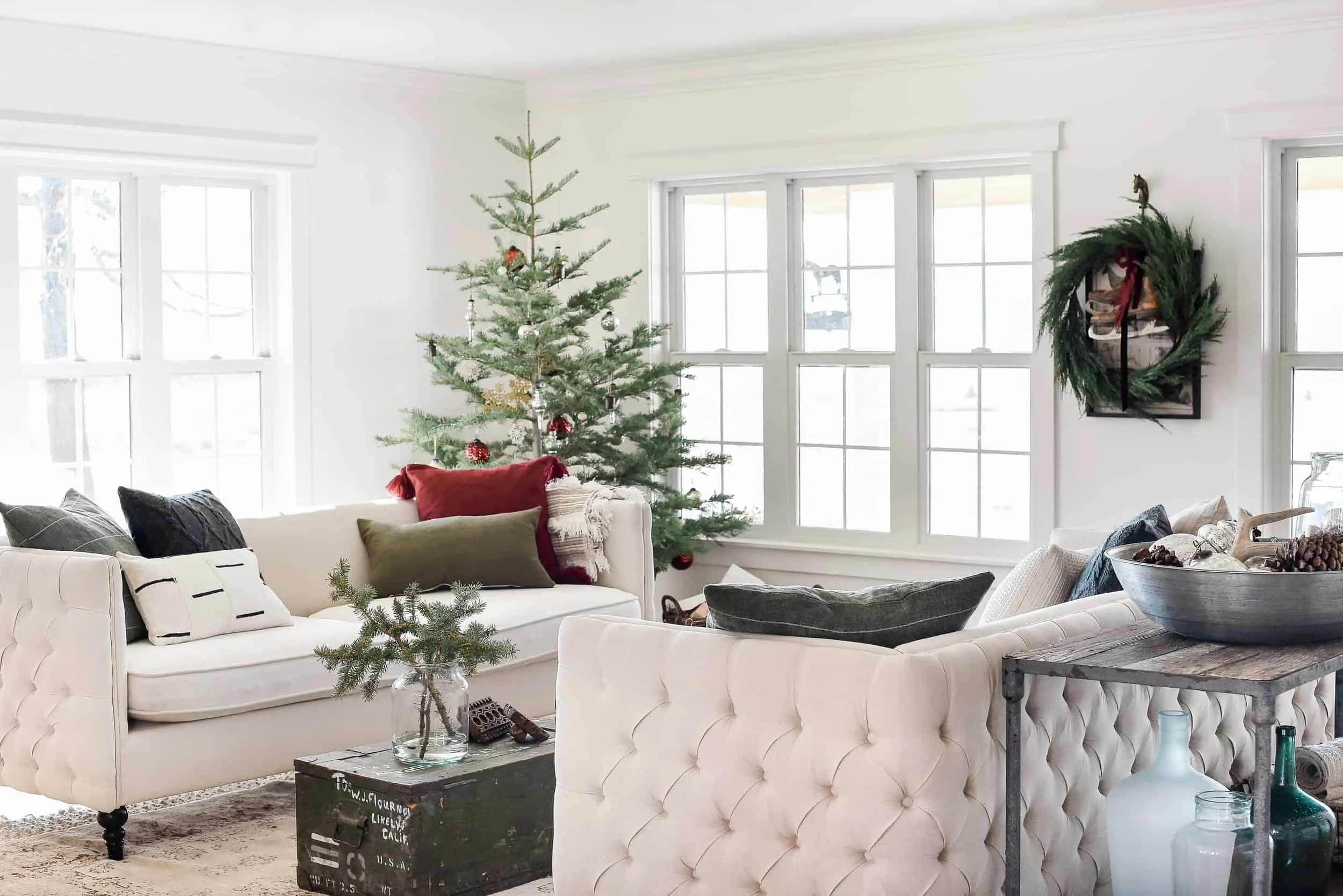 Use vintage Christmas decor this holiday season for a modern farmhouse Christmas! With pops of red and deep green, this minimal Christmas decor is anything but boring!