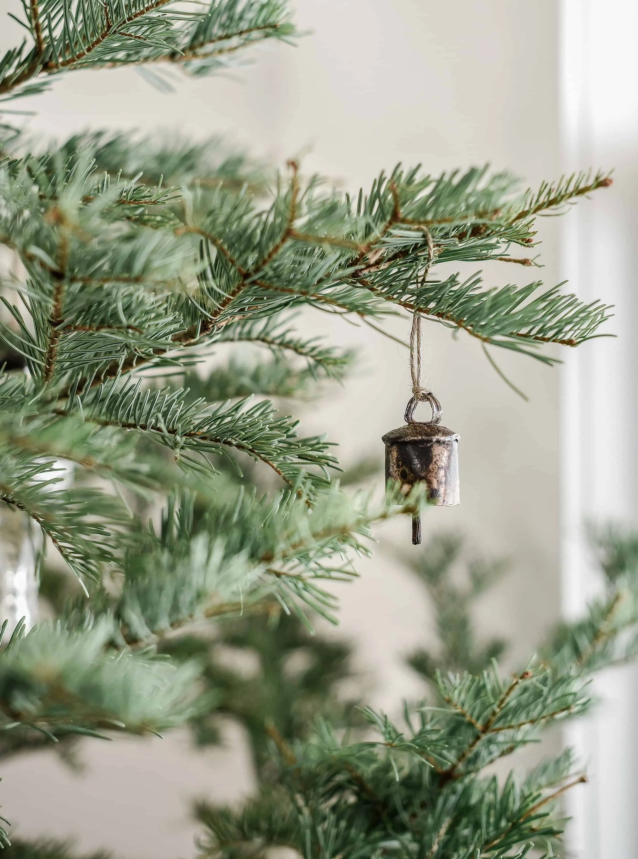 Use vintage Christmas decor this holiday season for a modern farmhouse Christmas! With pops of red and deep green, this minimal Christmas decor is anything but boring!