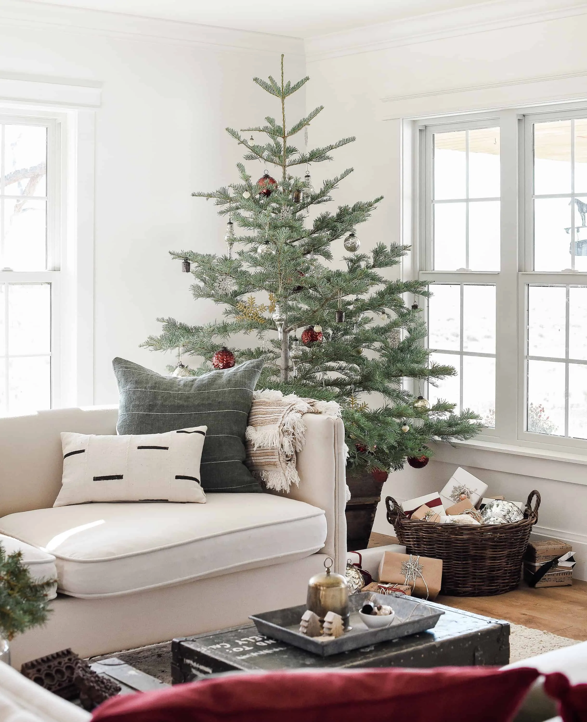 Use vintage Christmas decor this holiday season for a modern farmhouse Christmas! With pops of red and deep green, this minimal Christmas decor is anything but boring!