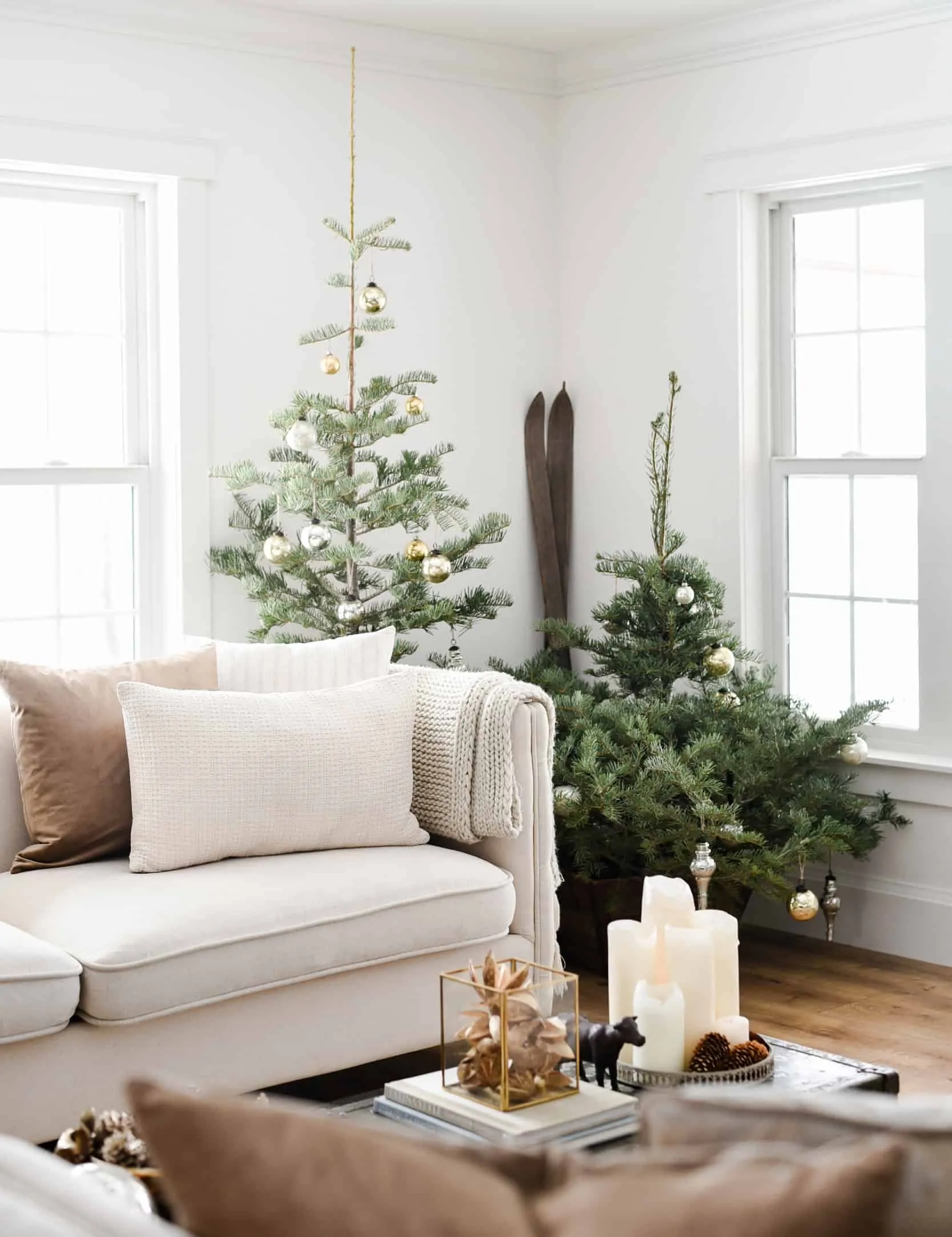 Use vintage Christmas decor this holiday season for a modern farmhouse Christmas! With pops of red and deep green, this minimal Christmas decor is anything but boring!