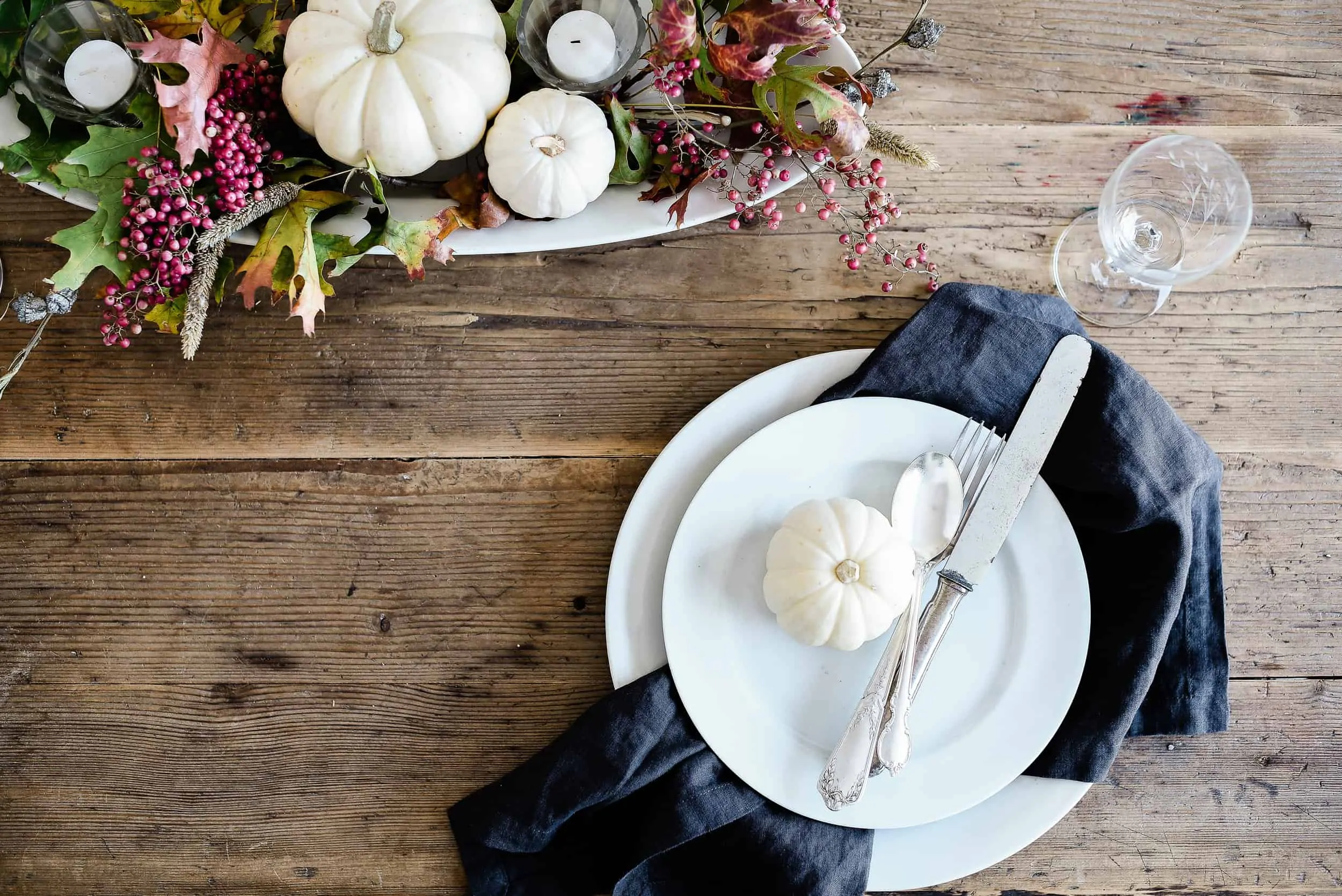 Thanksgiving is a time to celebrate all that we are thankful for with food, family, and friends! Dress up your table this year with some of these beautiful Thanksgiving tablescape ideas!