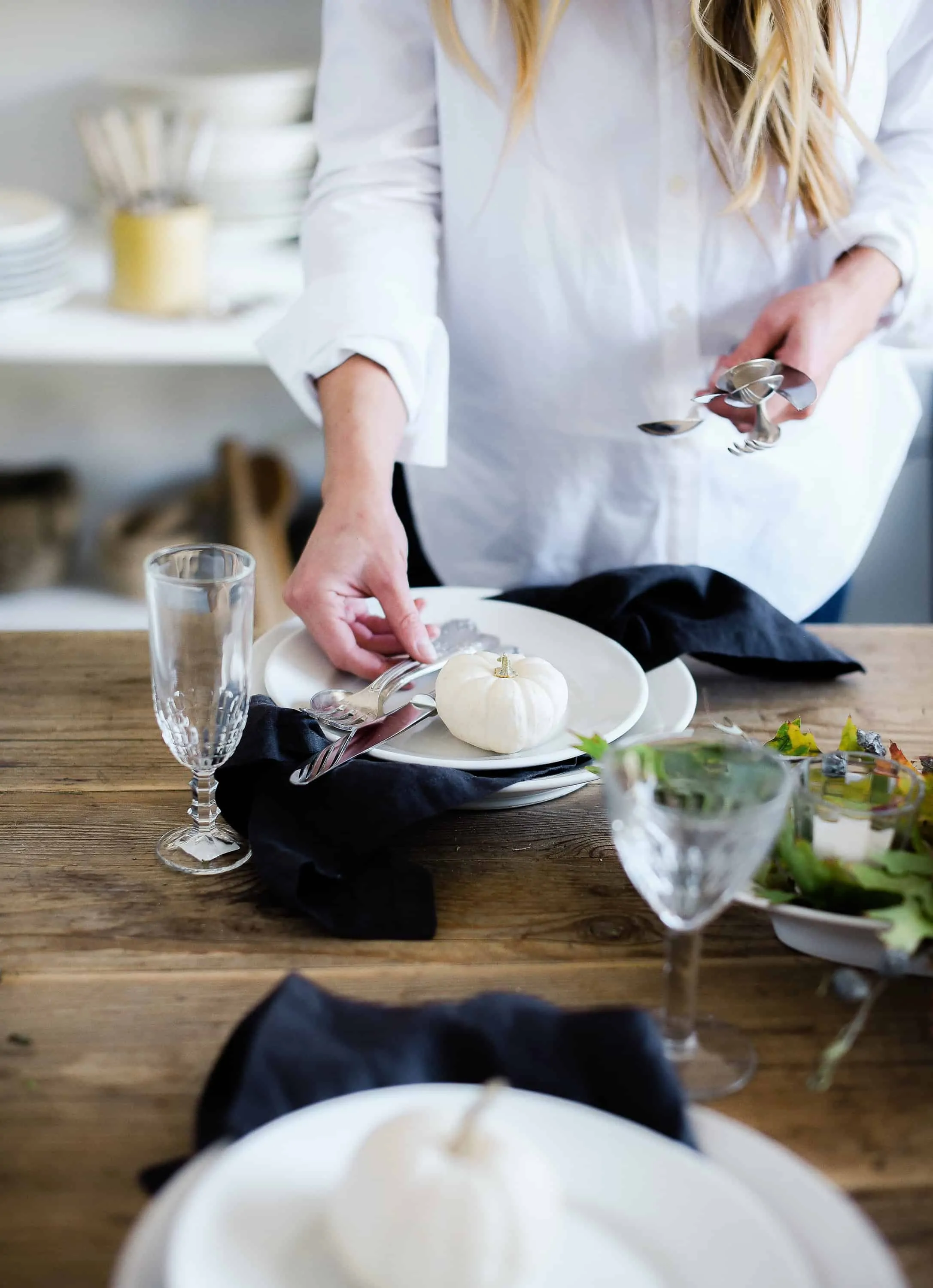 Thanksgiving is a time to celebrate all that we are thankful for with food, family, and friends! Dress up your table this year with some of these beautiful Thanksgiving tablescape ideas!