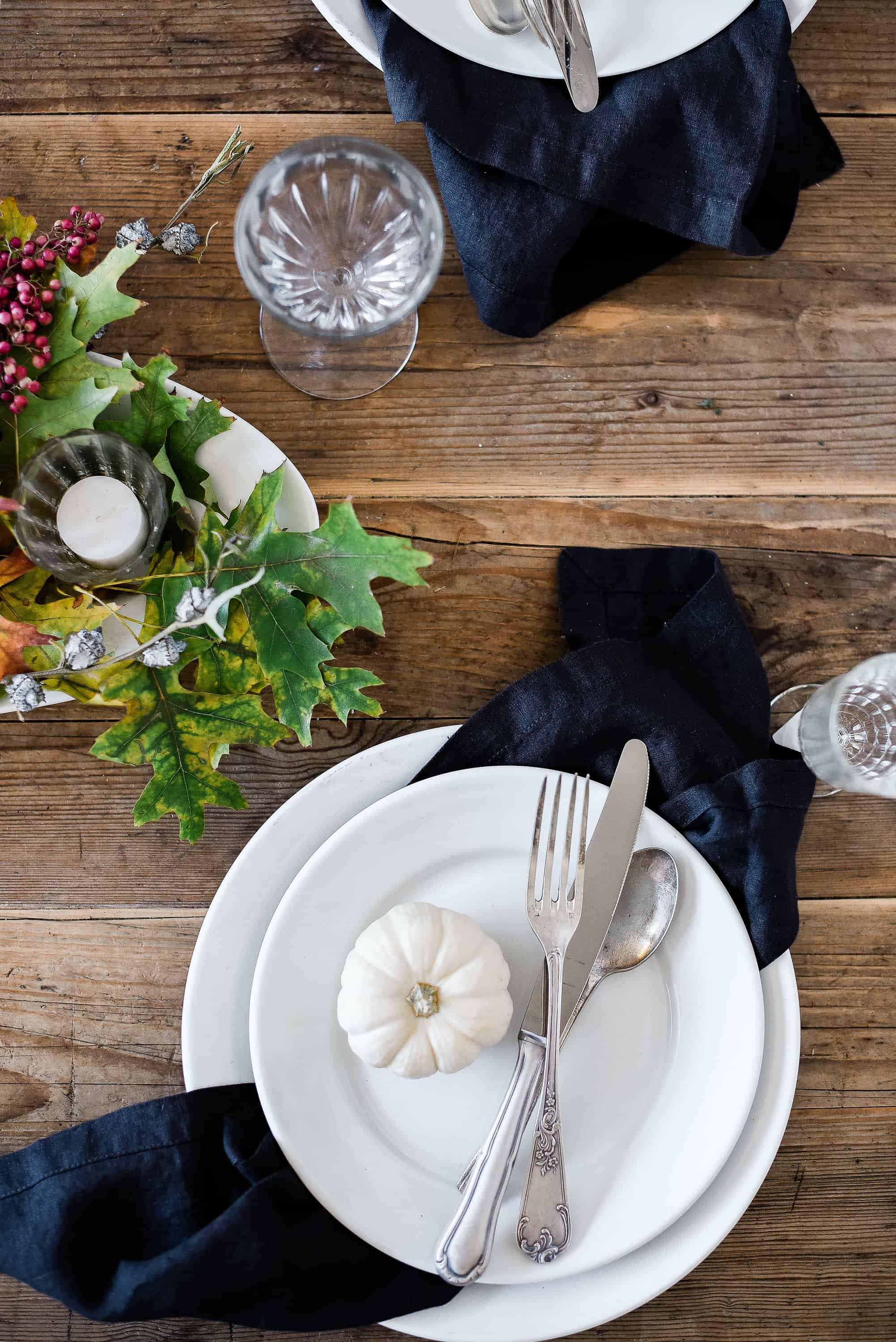Thanksgiving is a time to celebrate all that we are thankful for with food, family, and friends! Dress up your table this year with some of these beautiful Thanksgiving tablescape ideas!