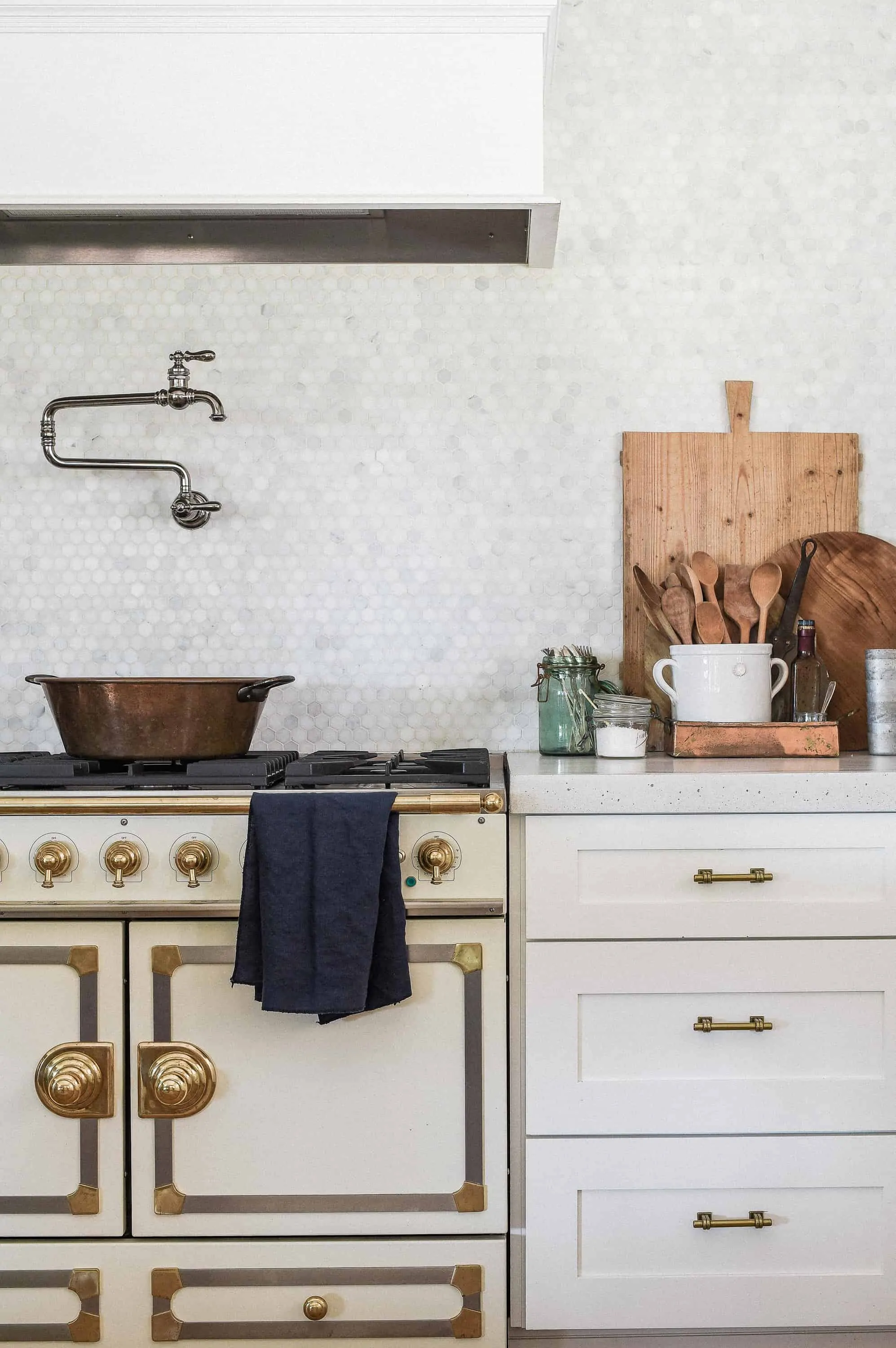 Four things you should know before you pour white concrete countertops in your home! The pros and cons of cement in the kitchen! 