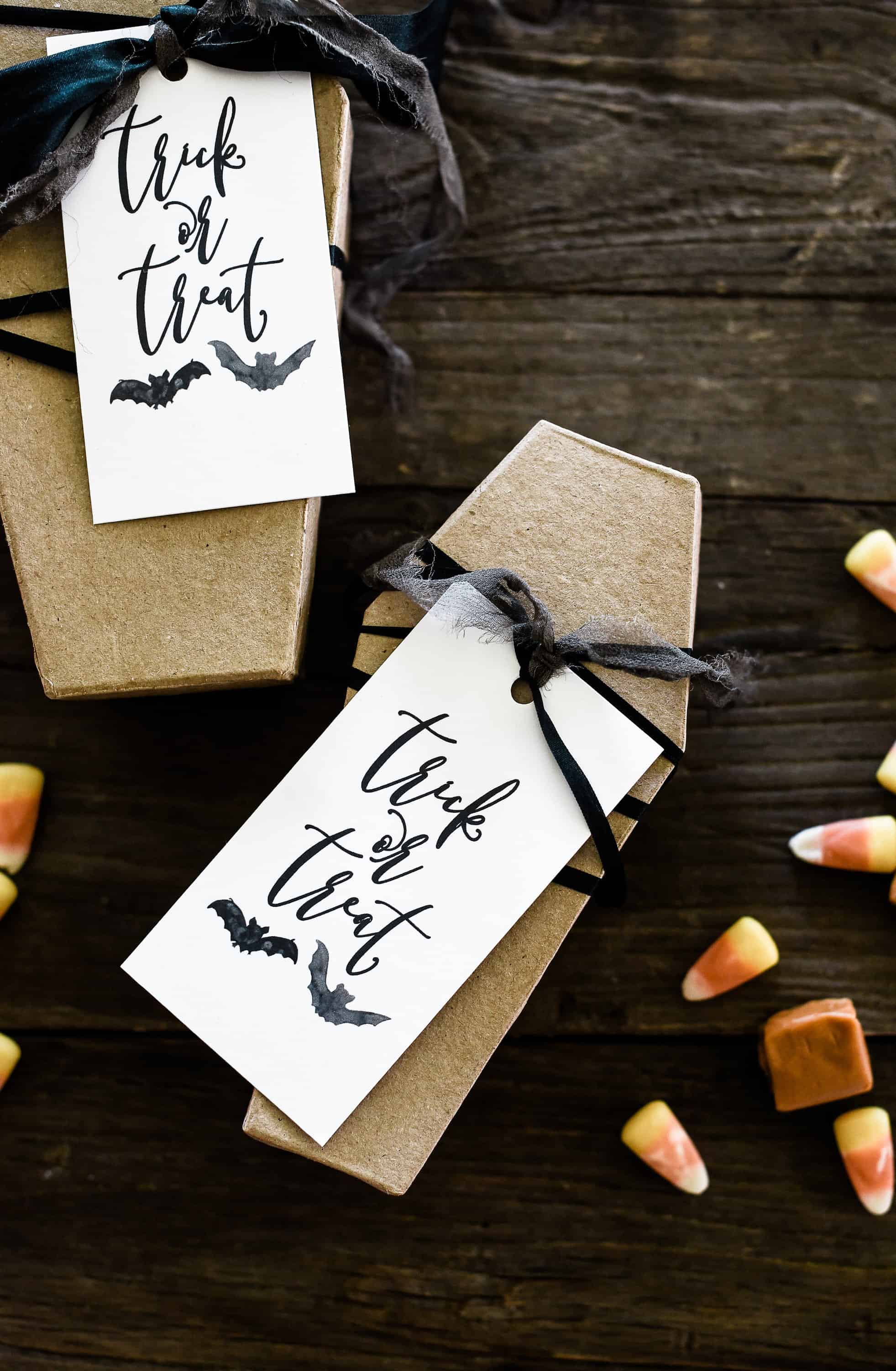 Decorate for Halloween this year with some of these easy (and free!) Halloween printables!