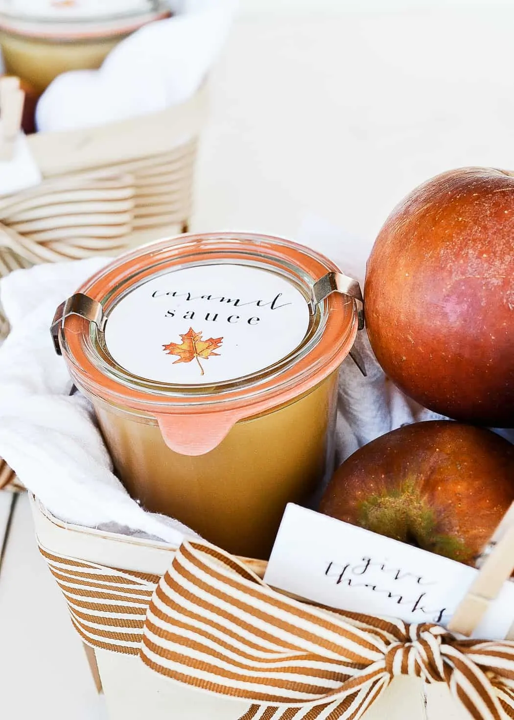 Searching for great thanksgiving gift ideas? Make up a bath of homemade caramel and give with a basket of apples and darling fall tea towel! This inexpensive hostess gift is the perfect thanksgiving gift!