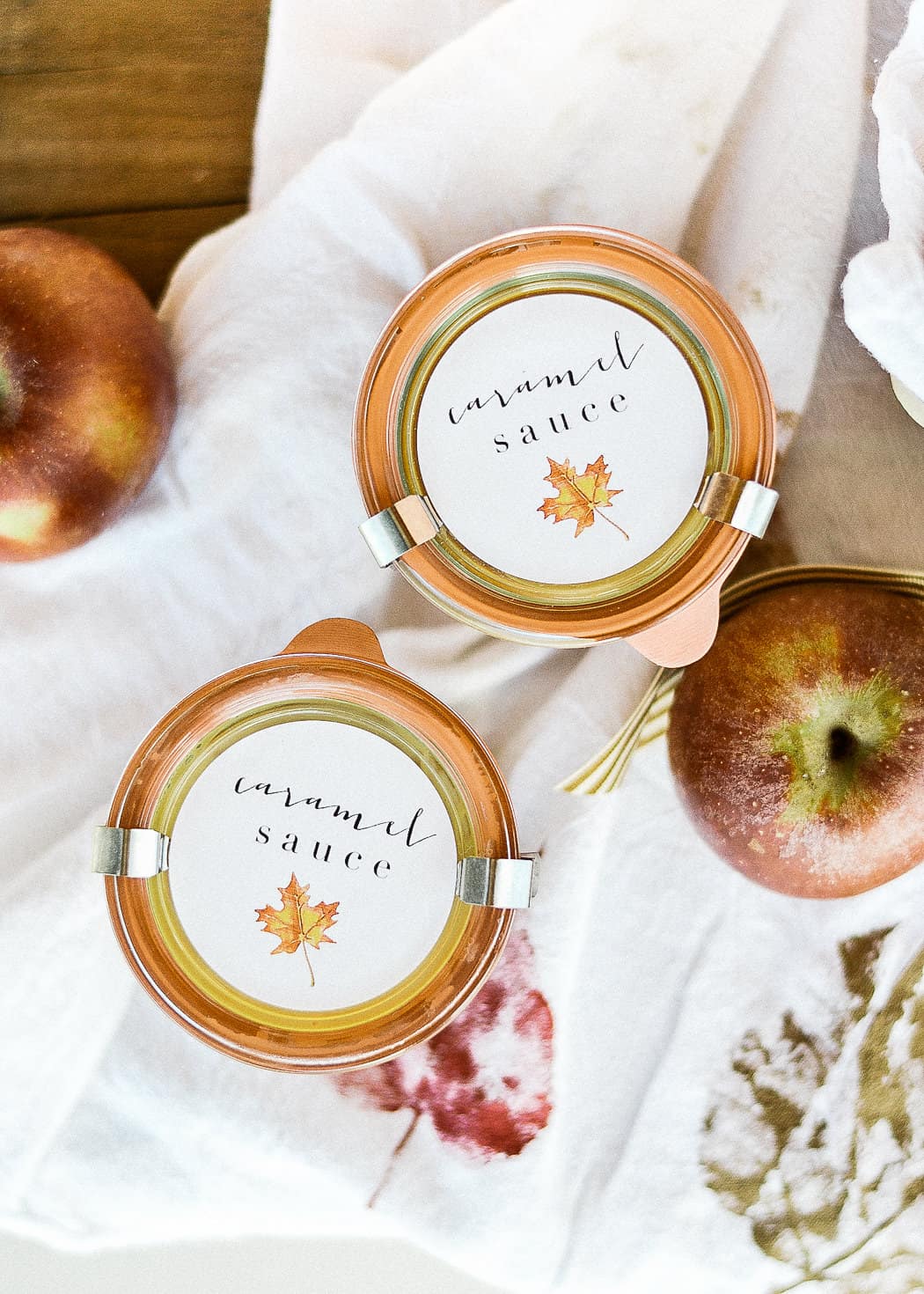 Searching for great thanksgiving gift ideas? Make up a bath of homemade caramel and give with a basket of apples and darling fall tea towel! This inexpensive hostess gift is the perfect thanksgiving gift!