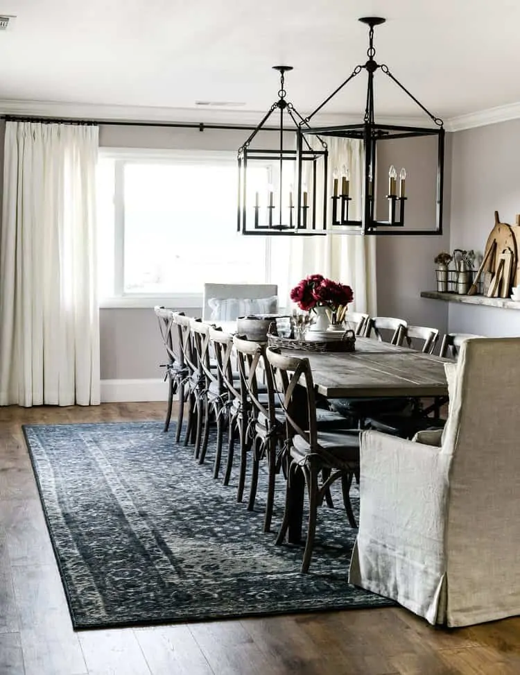 Rugs are one of my favorite things to select when putting a room together, they are like giant pieces of artwork for the floor. Picking the right size is one of the most important decisions when it comes to rug buying, here’s how to choose the right rug size for a room!
