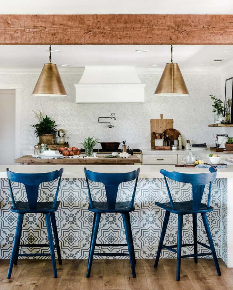 Let’s talk kitchen design! Here are some of my favorite kitchen stools for getting that modern farmhouse look!