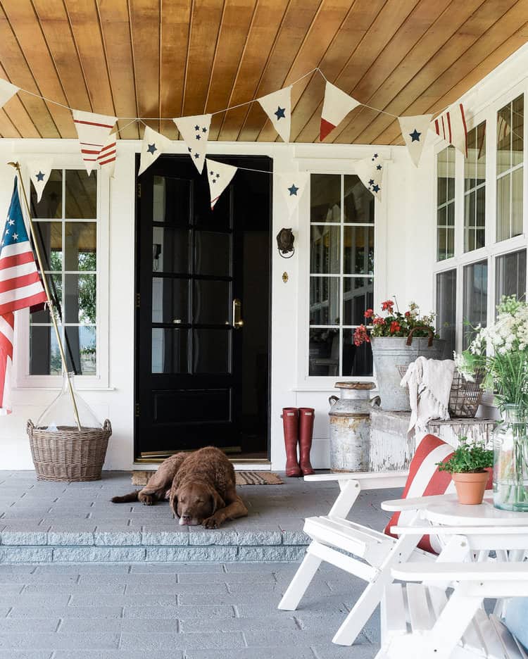 Try these easy 4th of July decorating ideas for your home! Use these simple tips to add a festive touch to your home this holiday season! 