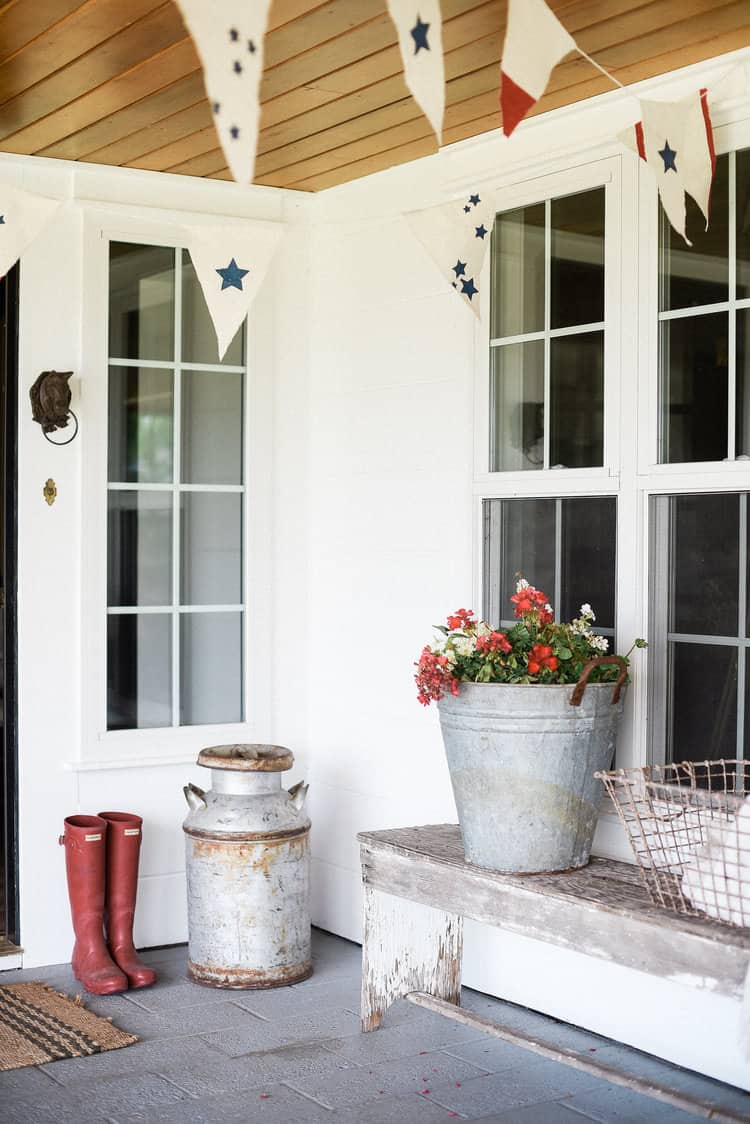 Try these easy 4th of July decorating ideas for your home! Use these simple tips to add a festive touch to your home this holiday season! 