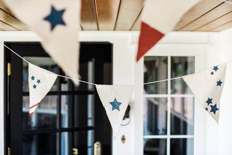 Try these easy 4th of July decorating ideas for your home! Use these simple tips to add a festive touch to your home this holiday season! 