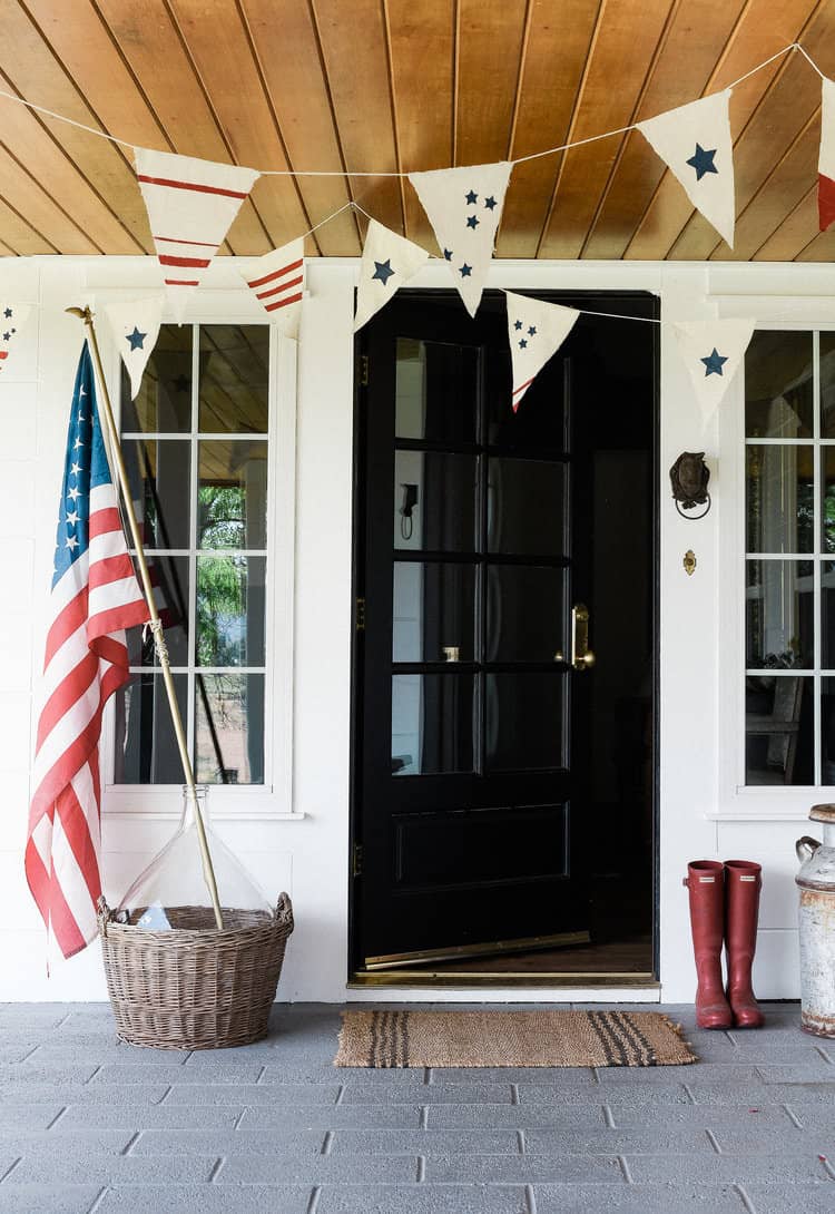 Try these easy 4th of July decorating ideas for your home! Use these simple tips to add a festive touch to your home this holiday season! 