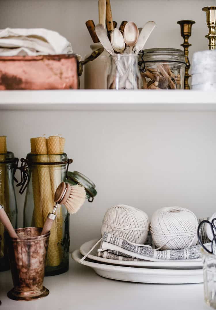 Simple tips to add to your daily routine for a more organized life! 