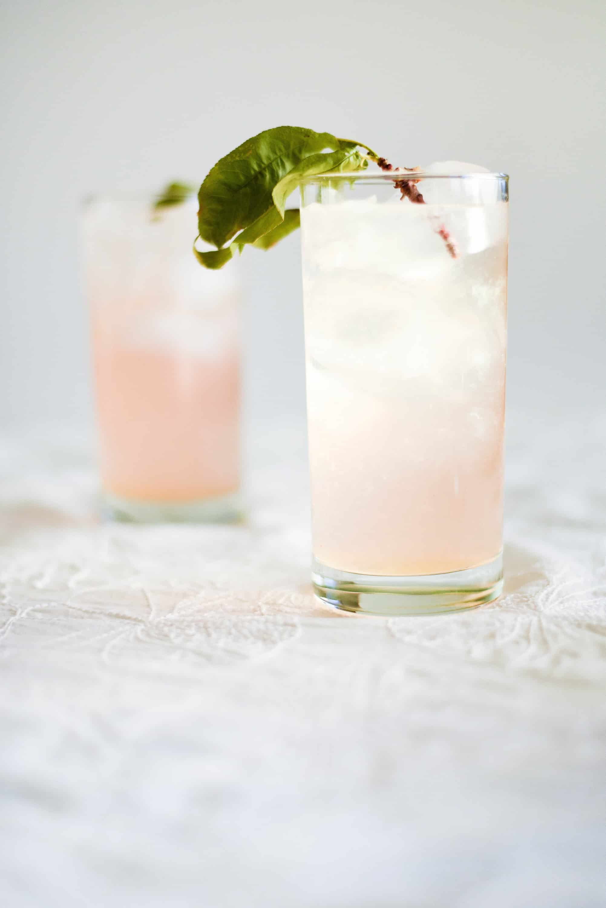 A bubbly summer cocktail with peach puree & peach Schnapps!
