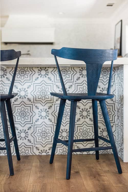 Let’s talk kitchen design! Here are some of my favorite kitchen stools for getting that modern farmhouse look!