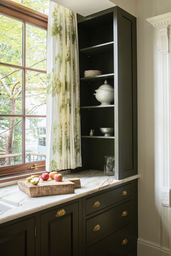 Traditional and Timeless English Kitchen with sunlight and colors