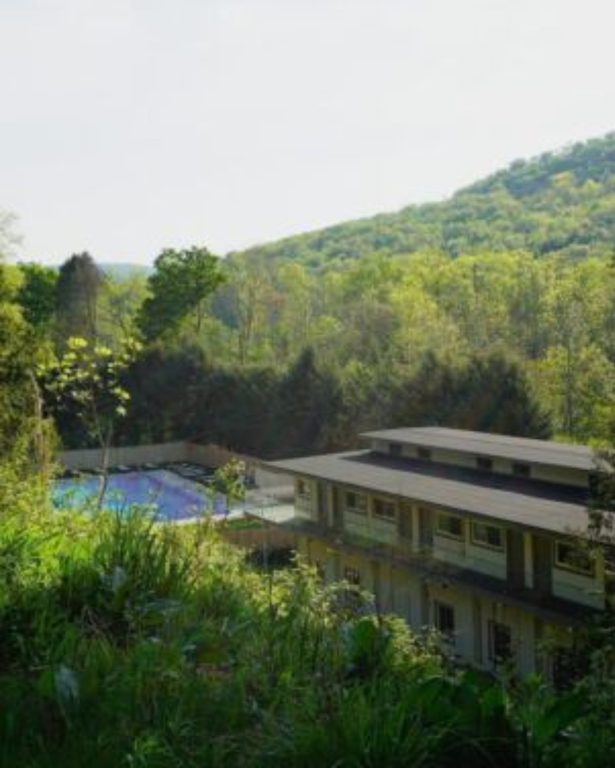 Callicoon Hills in Callicoon Center offers a relaxing stay with a seasonal outdoor pool, fitness center, and restaurant serving American dishes. This 2-star hotel provides air-conditioned rooms with free Wi-Fi, private bathrooms, and private parking.